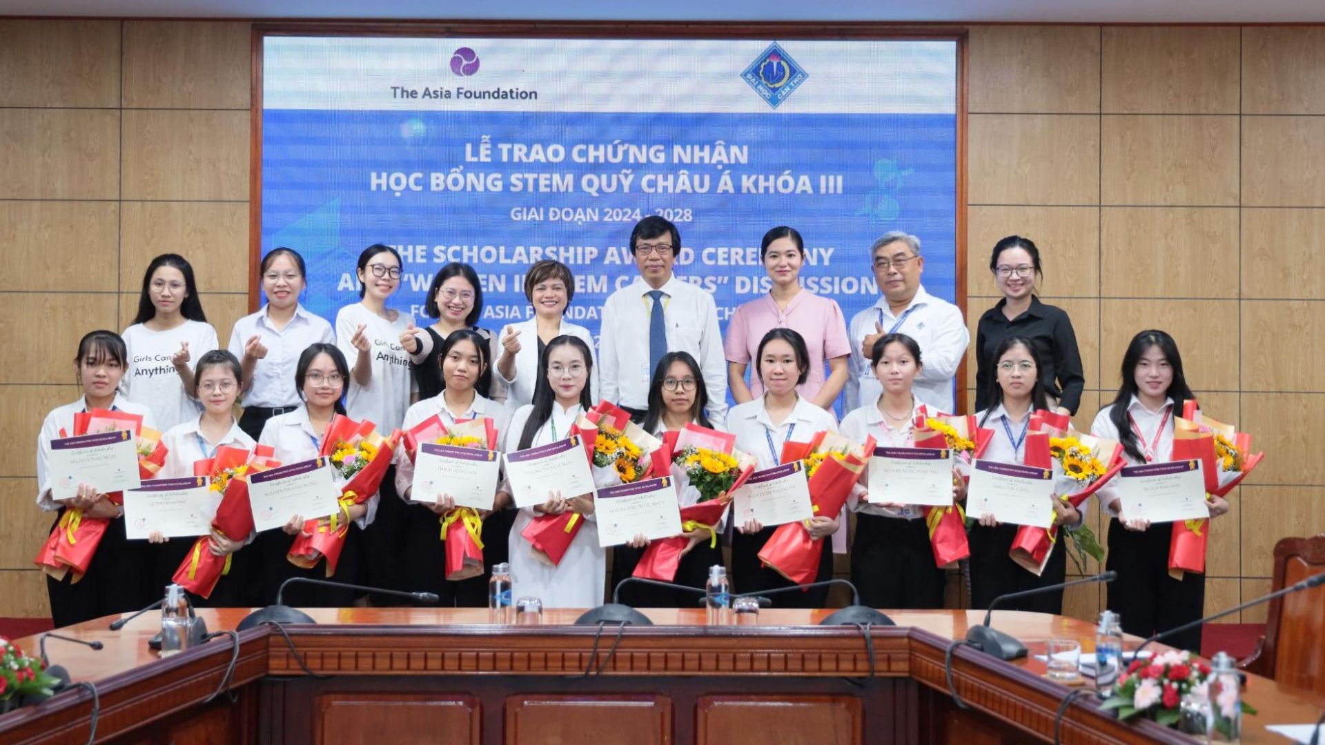 10 sinh viên nữ ưu tú theo học các chuyên ngành liên quan đến khoa học, công nghệ, kỹ thuật và toán học nhận học…