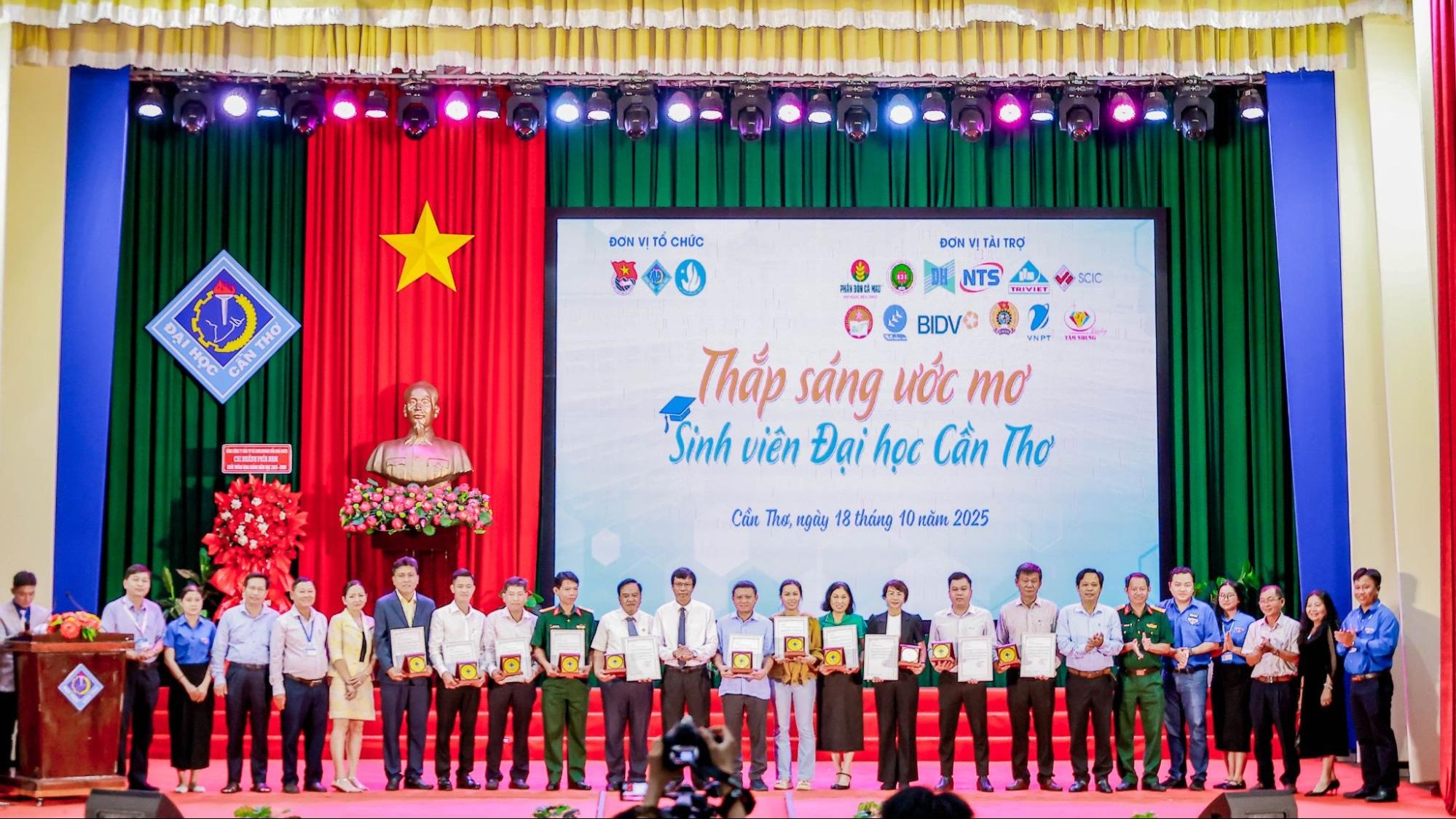283 suất học bổng được trao tại chương trình 