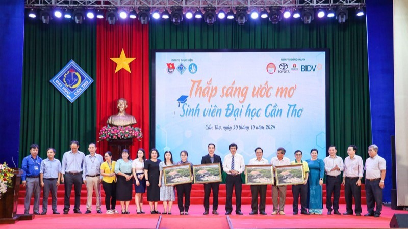 187 suất học bổng được trao đến đến sinh viên trong chương trình “Thắp sáng ước mơ sinh viên dubai88 Cần Thơ lần thứ…